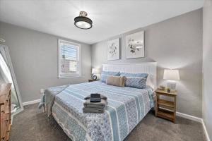 1 dormitorio con 1 cama con manta azul en Cozy Southside Pitt home w/ Pool Table +Yard en Pittsburgh