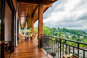 Elle comprend un balcon offrant une vue sur les montagnes. dans l'établissement The Tenthola, à Kandy