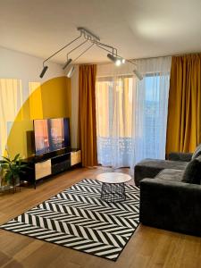 ein Wohnzimmer mit Sofa und Fernseher in der Unterkunft Homeland City View in Cluj-Napoca