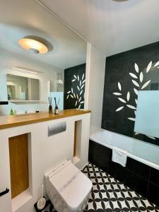 ein Badezimmer mit Waschbecken und Toilette in der Unterkunft Homeland City View in Cluj-Napoca