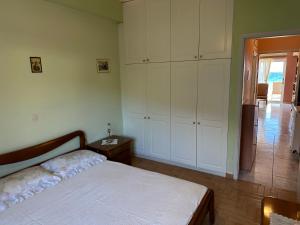 Ένα ή περισσότερα κρεβάτια σε δωμάτιο στο Seashell Home