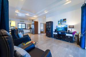 TV a/nebo společenská místnost v ubytování Private 3 Bedroom Pool Villa PV7