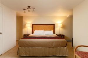 a bedroom with a large bed with two lamps at Vancouver guest house in Vancouver