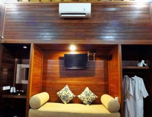 レンボンガン島にあるVilla Cempaka Lembonganのソファ、テレビ、階段付