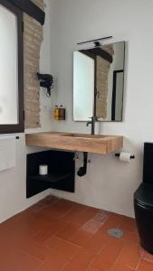 espejo en la pared con escritorio y silla en Apartamentos Jerez Siglo XIX, en Jerez de la Frontera