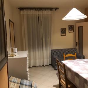 a kitchen and dining room with a table and a chair at Il Castello in CastellʼArquato
