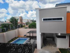 Casa blanca con balcón con piscina en Living Spaces Apartments, en Lusaka