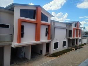 una fila de casas de color naranja y blanco en Living Spaces Apartments, en Lusaka