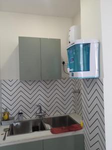 cocina con fregadero y microondas en Cozy Cove - Newly built 3BHK Duplex with rare valley view en Shimla