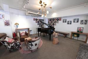 Area tempat duduk di Mini Central