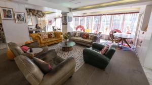 Area tempat duduk di Mini Central