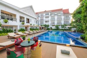 uma imagem da piscina do hotel em Sala Siem Reap Hotel em Siem Reap