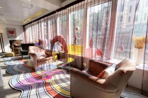 Area tempat duduk di Mini Central
