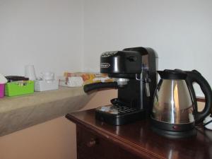 una macchinetta del caffè seduta sopra un tavolo di legno di B&b Pozzi Dolci ad Aradeo