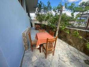 una mesa y sillas en un patio de piedra en Guesthouse SELI, en Berat