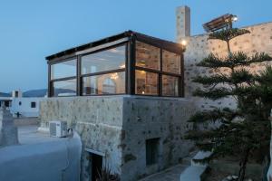 Imagen de la galería de Themed House "Castle Halaros" View 17th century, en Glinado Naxos