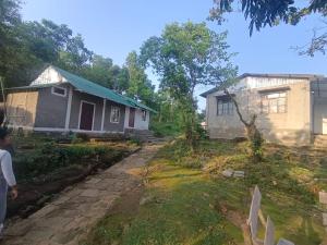 une maison et une maison avec une cour dans l'établissement Ibankordor Jungle Resort, à Cherrapunji