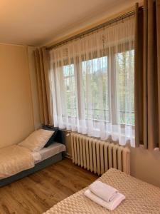 Wojtowiczówka tesisinde bir odada yatak veya yataklar