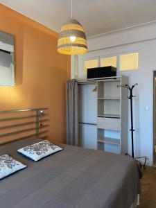 sypialnia z łóżkiem i lampką w obiekcie Bel appartement de 40m² à louer w Nicei