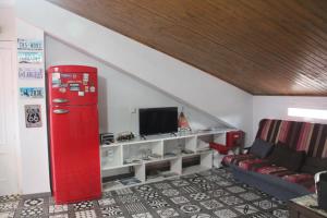 ein Wohnzimmer mit einem roten Kühlschrank und einem Sofa in der Unterkunft El Akito, Huéscar in Huéscar