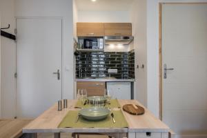 a kitchen with a table with a bowl on it at Le petit bijou de Tournon : confort et moderne in Tournon-sur-Rhône