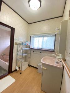 ein Badezimmer mit einem Waschbecken, einem WC und einer Badewanne in der Unterkunft Guest house Yamabuki - Vacation STAY 13196 in Toyama