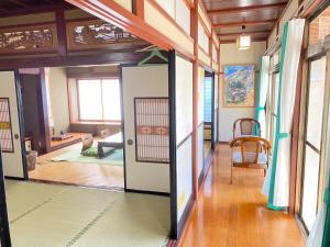 Habitación con puerta que da a una sala de estar. en Guest house Yamabuki - Vacation STAY 13196, en Toyama