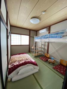 1 dormitorio con 1 litera en una habitación en Guest house Yamabuki - Vacation STAY 13196, en Toyama