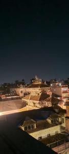 uma vista da cidade à noite em Dalucha Heritage Home em Pātan