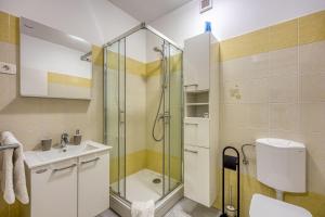 Koupelna v ubytování Coastal Countryside Oasis Apartment Deni - Happy Rentals + 9 fotografií