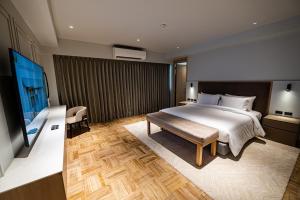 Postel nebo postele na pokoji v ubytování Floral Court Hotel & Residence Sukhumvit 13 + 37 fotografií