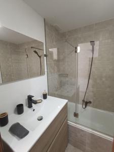 bagno con lavandino bianco e doccia di Apartamento London Complex Amaya Fuerteventura a Costa de Antigua