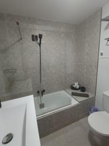 Apartamento London Complex Amaya Fuerteventura في كوستا دي أنتيجوا: حمام مع حوض استحمام ومرحاض