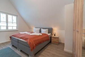 a bedroom with a bed with two towels on it at Ferienhaus Kieferneck in Zirchow