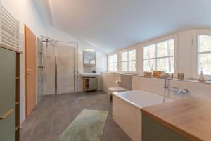 a large bathroom with a tub and a shower at Ferienhaus Kieferneck in Zirchow +16 photos