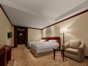 Postel nebo postele na pokoji v ubytování Beijing Poly Plaza Hotel