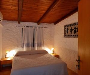 Agriturismo Su Cuile Countryside Comfort Rooms tesisinde bir odada yatak veya yataklar