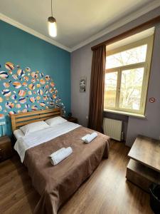 - une chambre avec un grand lit et 2 serviettes dans l'établissement Hotel Royal Bridge, à Tbilissi
