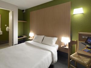 B&B HOTEL Lyon Vénissieux 객실 침대