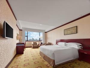 Postel nebo postele na pokoji v ubytování Beijing Poly Plaza Hotel