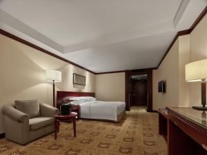 Postel nebo postele na pokoji v ubytování Beijing Poly Plaza Hotel