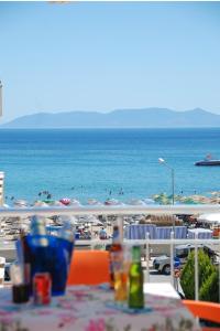 una mesa con vistas a la playa y al océano en Mostar Hotel en Ayvalık