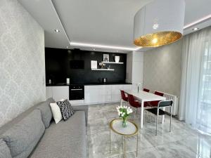 sala de estar con sofá y mesa en Premium Apartment Oldtown Yacht Marina en Gdansk