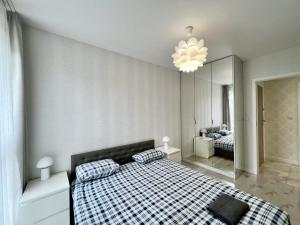 1 dormitorio con cama y espejo. en Premium Apartment Oldtown Yacht Marina en Gdansk