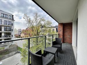 un balcón con 2 sillas y una mesa en un edificio en Premium Apartment Oldtown Yacht Marina en Gdansk