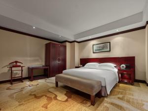 Postel nebo postele na pokoji v ubytování Beijing Poly Plaza Hotel