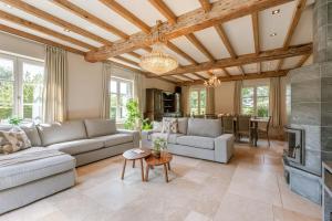 Posezení v ubytování Huswell - Authentic Serene Vacation Hideaway with Pond