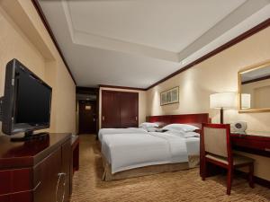 Postel nebo postele na pokoji v ubytování Beijing Poly Plaza Hotel