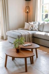 Posezení v ubytování Huswell - Authentic Serene Vacation Hideaway with Pond