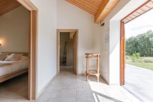 Postel nebo postele na pokoji v ubytování Huswell - Authentic Serene Vacation Hideaway with Pond